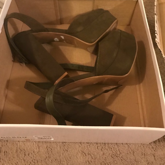 Platform heels - Picture 2 of 3